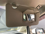 【室内装備品 サンバイザー】前方からの日差しを防ぐ時は、下に下げて使います.横からの日差しは、下に下げてフックを外して横にして使います.鏡も付いて、身だしなみチェックも出来ます.