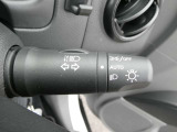 高速道路のトンネル通過等で重宝するオートライト機能付です。