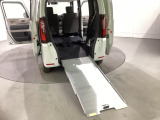 当車はスロープ付きの車いす仕様車です。緩やかなスロープをウインチで車いすを引っ張って乗り降りができます。福祉車両の総額表示価格は課税・非課税で変わります。詳細はスタッフにお問い合わせ下さい。