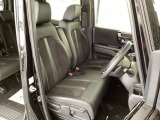 【ベンチシート】運転席と助手席の移動もスムーズ!狭い駐車場での乗り降りや、お子様の乗り降りにも便利です。座席の間にコンソールボックスやドリンクホルダーがないため、車内空間が広く感じます。