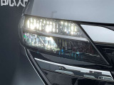 LEDライトは白色光で遠くまで明るく照らし、夜間の安全運転をサポートします