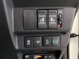 両側電動スライドドアは運転席から操作ができるよう、操作スイッチが付いています。Hondaセンシング用のVSA(ABS+TCS+横滑り抑制)解除と路外逸脱抑制機能のオンオフスイッチなどがあります。