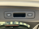 お好みの位置で止められるメモリー機能付の電動リアゲートです!後ろが狭い駐車場でもスムーズに荷物を積めて、さらに背が低い人の手がムリなく届く高さで止めることも可能です!