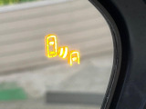 【ブラインドスポットモニター】走行中、ドアミラーの死角になりやすい箇所に後続車が接近するとサイドミラーのレンズに警告を表示!ドライバーに注意喚起をしてくれます。