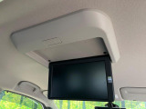 【フリップダウンモニター】大画面モニターで後席でもエンタメをお楽しみいただけます。小さなお子様にも大人気の装備です♪