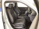 フロント広々、セパレートシートの運転席は、ハイトアジャスターが付いているので、快適にドライブができます。ハンドルはテレスコピック機能で、ハンドル位置を上・下・手前・奥に調節できます。