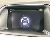【8インチマツダコネクト】車内の雰囲気にマッチした大型のディスプレイ。スマホ接続でのナビ使用やBluetooth再生等、様々な機能が楽しめます。直感的なダイヤル操作が可能で、使い勝手も良好です。