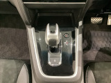 ハイブリッド専用セレクトレバーです。シフトチェンジを電子信号で送信するセレクトレバーを採用していますので、軽快でスマートな操作を楽しめます。
