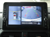 【アラウンドビューモニター】上空から見下ろしているかのような映像を映し出して、スムースな駐車をアシストします。