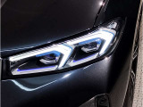 BMWの伝統の丸目4灯ヘッドライトでございます。LEDライトで視認性もよく明るく安全性の向上につながります。