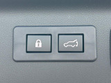 【パワーバックドア】スマートキーや運転席のボタンを押すだけでリアゲートが自動で開閉します!荷物を持っている時や、高い位置にあるバックドアを閉める際に便利な機能です♪