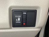 左側電動スライドドアは運転席からでも操作ができるように、ハンドル付近に開閉の操作スイッチが付いています。