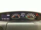 スピードメーターとタコメーターを大きく配した見やすいメーター部になっています。左側のインフォメーション画面でオドメーターや燃費などの情報を確認できます。