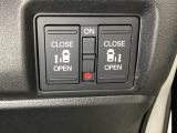 リアドアは乗り降りに便利な両側電動スライドドアです。また運転席に座っていながらスイッチ操作で自在にスライドドアを開け閉めできます。