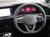 Volkswagen全車共通の上質な本革を使用した手触りのしっとりとしたステアリングです。唯一素肌が触れるハンドルは上位モデルと同じ握り心地になっております。