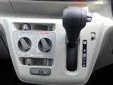 シフトとエアコンです。ダイヤル式のマニュアルエアコンになります。シンプルで使いやすい!