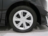 タイヤサイズは(185/60R15)でキャップ付きスチールホイールです。