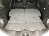 リヤシートを倒すと大きな荷物も搭載可能です。