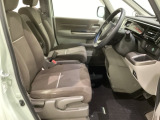 女性でも運転がしやすいように、シートの高さ調整機能(シートリフター)がついています。広い足元にゆったり座れるシートには肘掛も装備しており長距離の運転でも疲れにくいシートです。