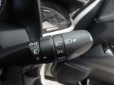 スイッチをオートに設定しておけば、車外の明るさに応じて自動的にヘッドランプを点灯・消灯します。夕暮れ時やトンネルの続く山道などを走行する時に便利なコンライトを装備しています。