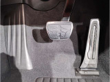 【ペダル】BMWはオルガン式アクセルペダルを採用しています。踏み込む足とペダルが同じ軌跡を描くため、かかとがずれにくく、アクセルコントロールがよりしやすくなるメリットがあります。