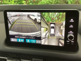バックギアに入れますとご覧のような画像に自動的に切り替わります。車庫入れ時に役立ちます。
