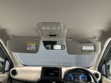運転席のサンバイザーにはバニティーミラーも付いています。身だしなみチェックには欠かせません。