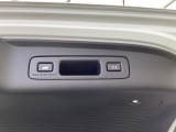 荷物を置いて離れると自動で閉まる予約クローズ付パワーテールゲート。開閉一時停止のストップ&ホールドや開度設定機能で使い勝手も高めています。