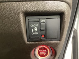 左側電動スライドドアは運転席からでも操作ができるように、ハンドル付近に開閉の操作スイッチが付いています。