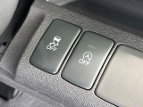 【アイドリングストップ】赤信号や渋滞で停車した際にエンジンを停止し、無駄な燃料の消費を抑えます。燃費向上や環境保護につなげる機能♪エンジンはブレーキを離せば再始動します。