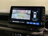 リバースギアに入れるだけで後方の表示へ切り替わります。夜間や雨の日の駐車も楽になりますよ。
