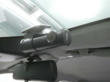 【ドラレコ搭載車】今や必需品のドライブレコーダー搭載車です。万が一のトラブルのときにも役に立つドライブレコーダーを装備しています。側面衝突や幅寄せ・割り込み対策に!