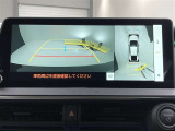 バックカメラの他に上から見下ろしたような画像が見れるアラウンド(全方位)モニター。前後左右を把握できる、すごい機能が装備されています!