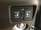 【両側パワースライドドア】両側がパワースライドドアになっており、運転席のスイッチやスマートキーでも開閉が可能です!開口部も広いので乗り降りも楽々♪