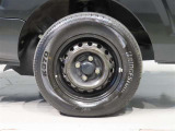 スチールホイール装着車です。