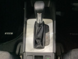 「e:HEV」搭載車です。日常シーンのほとんどをモーターで走行し、高速クルージングなどモーターよりもエンジンの方が効率が良い領域はエンジンで走行、あらゆる領域で優れた燃費走行を実現します。