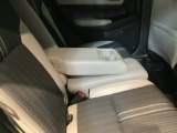 乗るたびに感じるさりげない心地よさ。後部座席のアームレストが快適な空間を演出します。