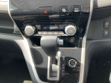 フルオートエアコン搭載。温度設定だけで、車内はいつも快適な空間を維持できます。