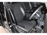 運転席シートはブラックのファブリックを中心にサイド部分にブラックレザー調の合成皮革を使用したスポーティなデザインのシートです!