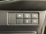 Hondaセンシング用の、VSA(ABS+TCS+横滑り抑制)解除と路外逸脱抑制機能のオンオフスイッチなどはハンドルの右側に装備しています。