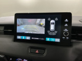 リバースギアに入れるだけで後方の表示へ切り替わります。夜間や雨の日の駐車も楽になりますよ。
