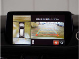 【360&deg;ビュー・モニター】クルマを真上から見たような俯瞰(ふかん)映像や助手席側のサイド映像など、視点を切り替えて表示。さまざまなアングルで視界をサポートします。
