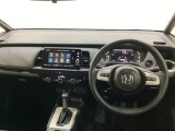 車内は光触媒抗菌消臭施工済です。スタイリッシュなデザインでスポーティなインパネ周りを演出します。グローブボックスやカップホルダーのほかにトレーなどたくさんの収納スペースが付いています。