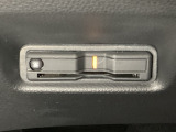 ハンドルの左下にETCがついています。高速道路の料金所の通過も楽々です。 カードの取り出しもしやすい場所についています。