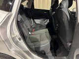 後部座席は足元広々でゆったりと乗れるスペースです♪