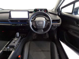 革巻きステアリングで快適な操作性の運転席です。