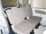 車いすを乗せない時はリヤシートに2名座ることができます。