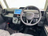 運転席まわりです。 各操作スイッチは使いやすい位置に配置されてます。