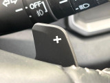【パドルシフト】ハンドルから手を離さずに素早くシフトアップ&ダウンができるので、エンジンブレーキを使う下り坂や高速道路の合流で加速したい場面で役立ちます。