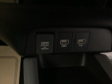 【アクセサリーソケット(電源ソケット)】電源からケーブルをつなげば、スマートフォンなどの電子機器の充電などを行うことができます!ゲーム機器や、カメラの充電にも便利ですね。